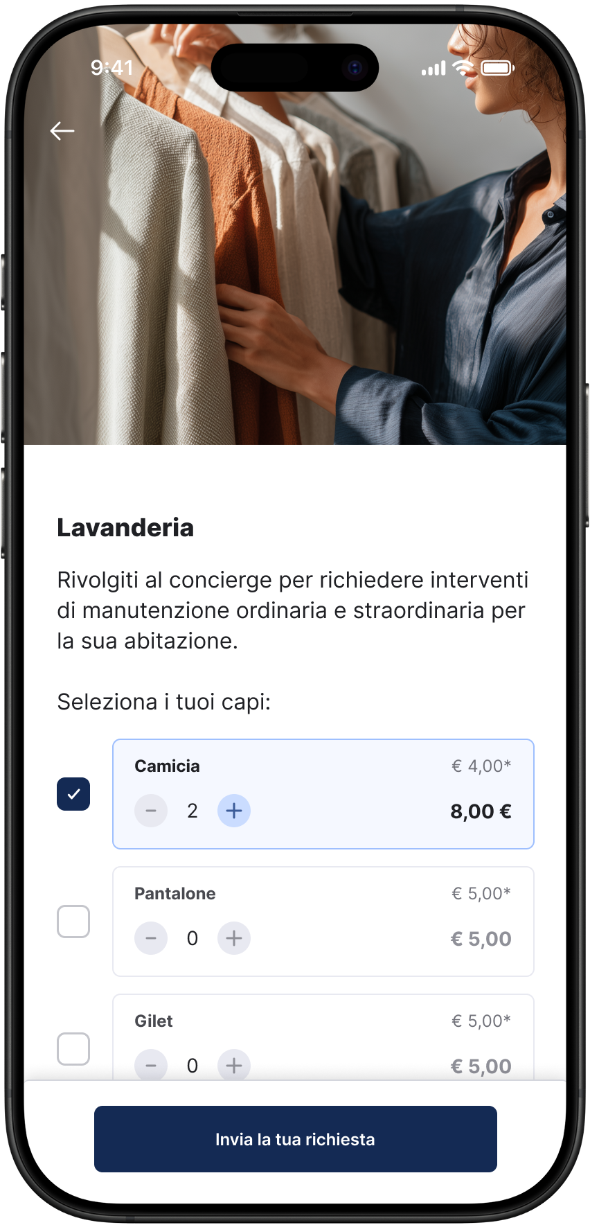 Schermata di un'app di lavanderia su smartphone, con selezione di capi da lavare e prezzi per camicie, pantaloni e gilet.