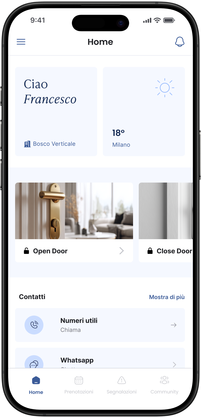Schermata di un'app per la gestione della casa che mostra saluto personalizzato, meteo a Milano, pulsanti per aprire e chiudere la porta, e sezioni contatti con numeri utili e WhatsApp.