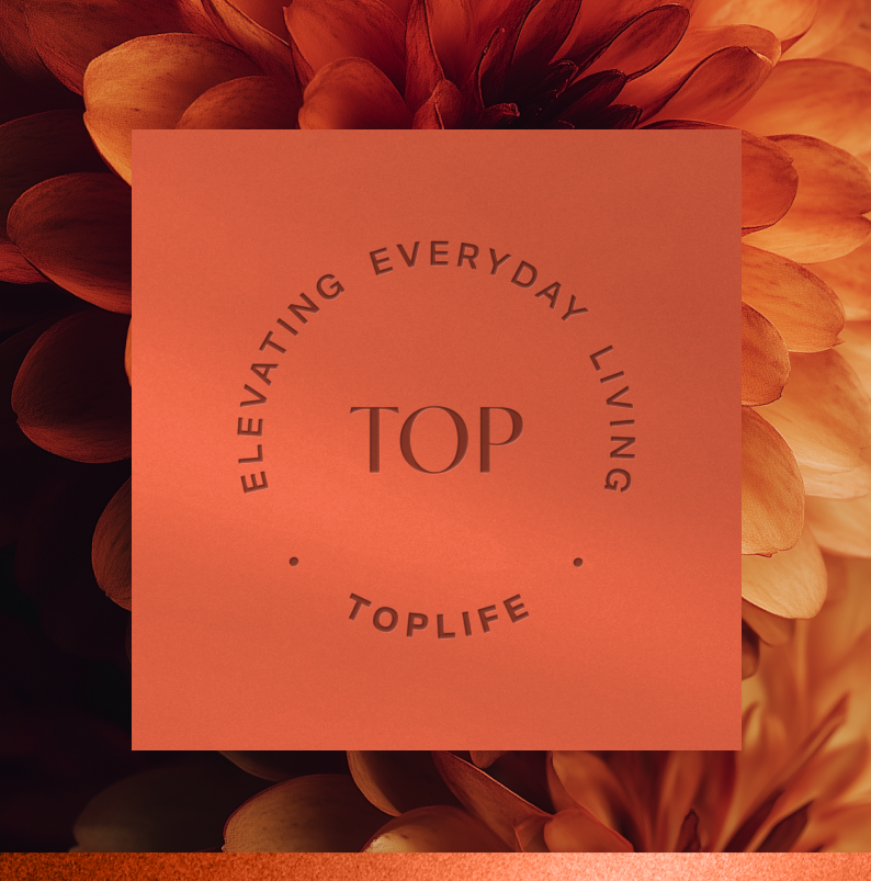 Logo con testo circolare 'Elevating Everyday Living' e al centro 'Tl' sopra la scritta 'Toplife' su sfondo arancione con petali di fiori arancioni sullo sfondo.
