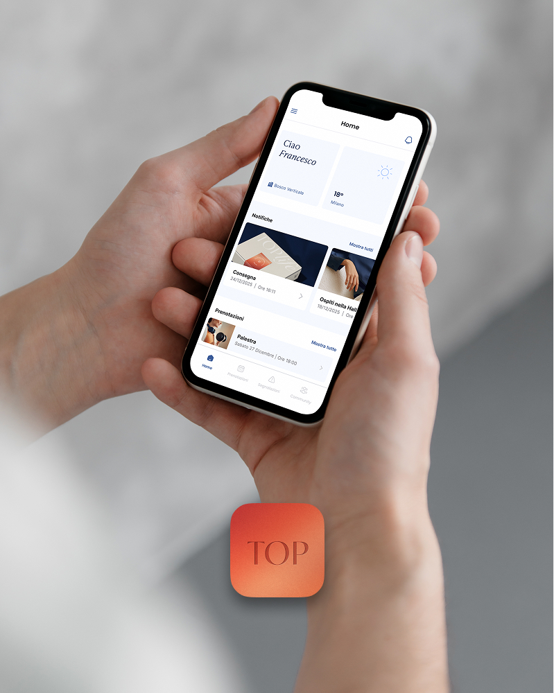 Persona che tiene in mano uno smartphone con un'app aperta che mostra un saluto a Francesco, notifiche sugli eventi e prenotazioni palestra.
